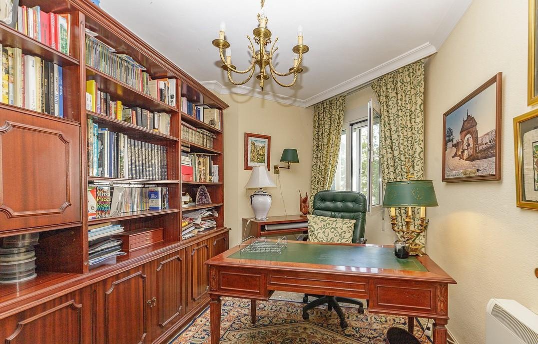 5 Bed Middle Floor Apartment in Pedregalejo