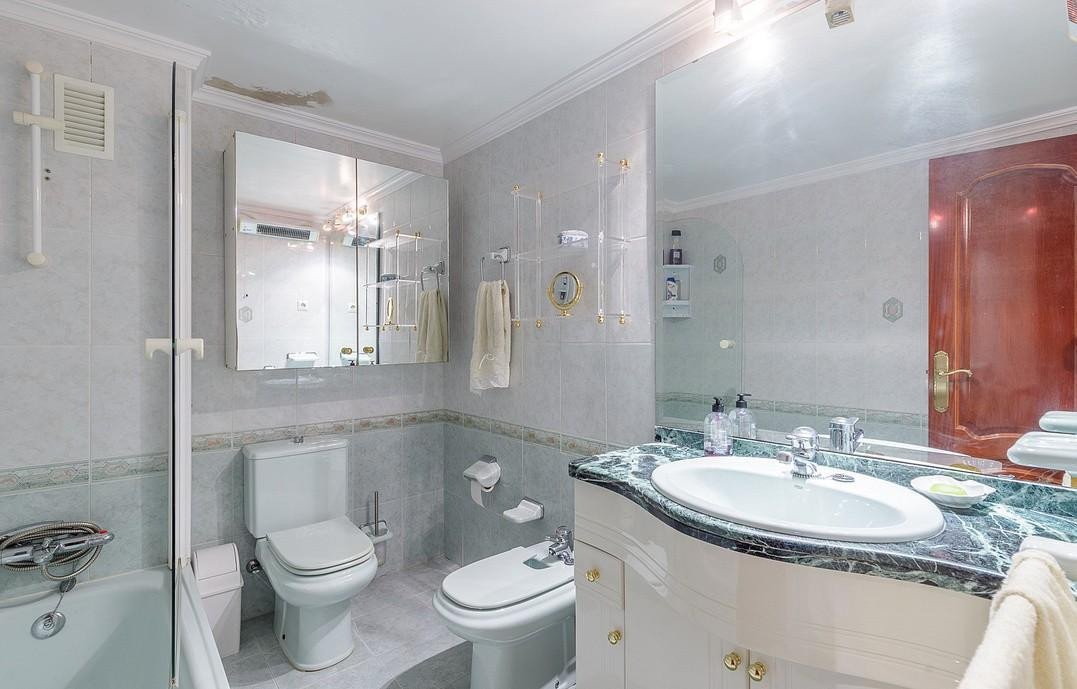 5 Bed Middle Floor Apartment in Pedregalejo