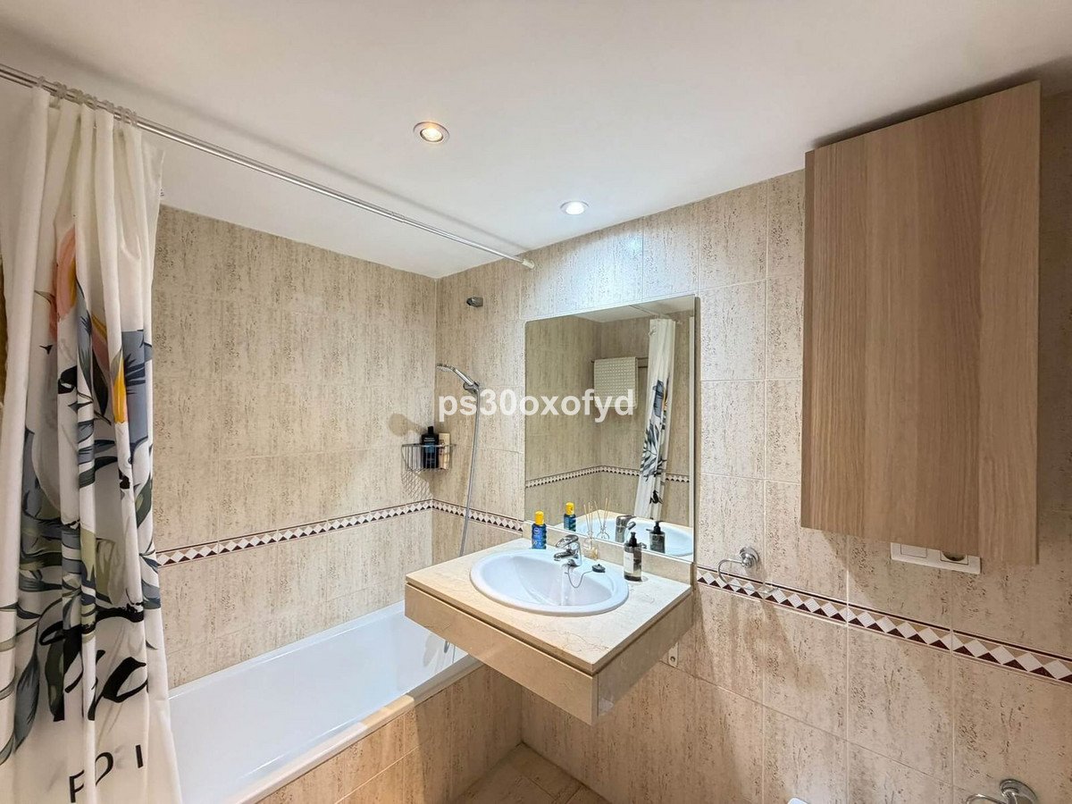 2 Bed Middle Floor Apartment in San Luis de Sabinillas