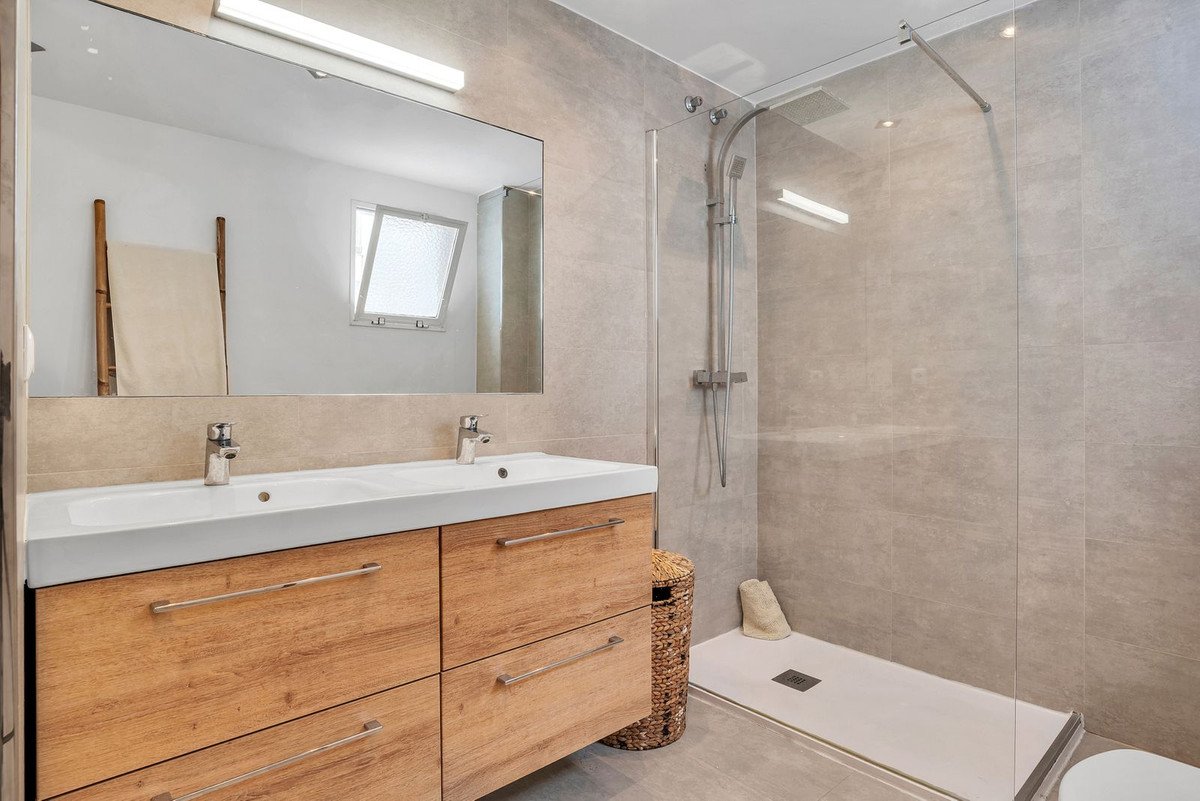 2 Bed Top Floor Apartment in Marbesa