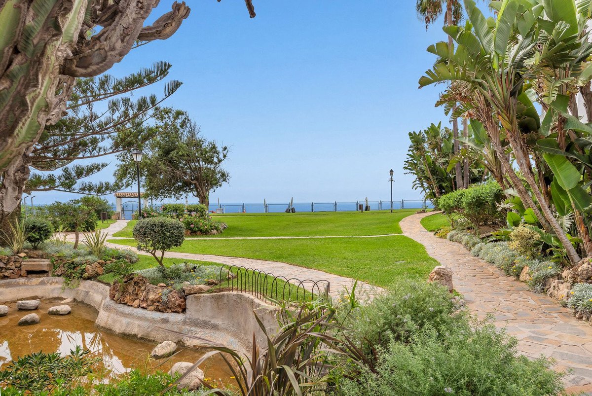 2 Bed Top Floor Apartment in Marbesa