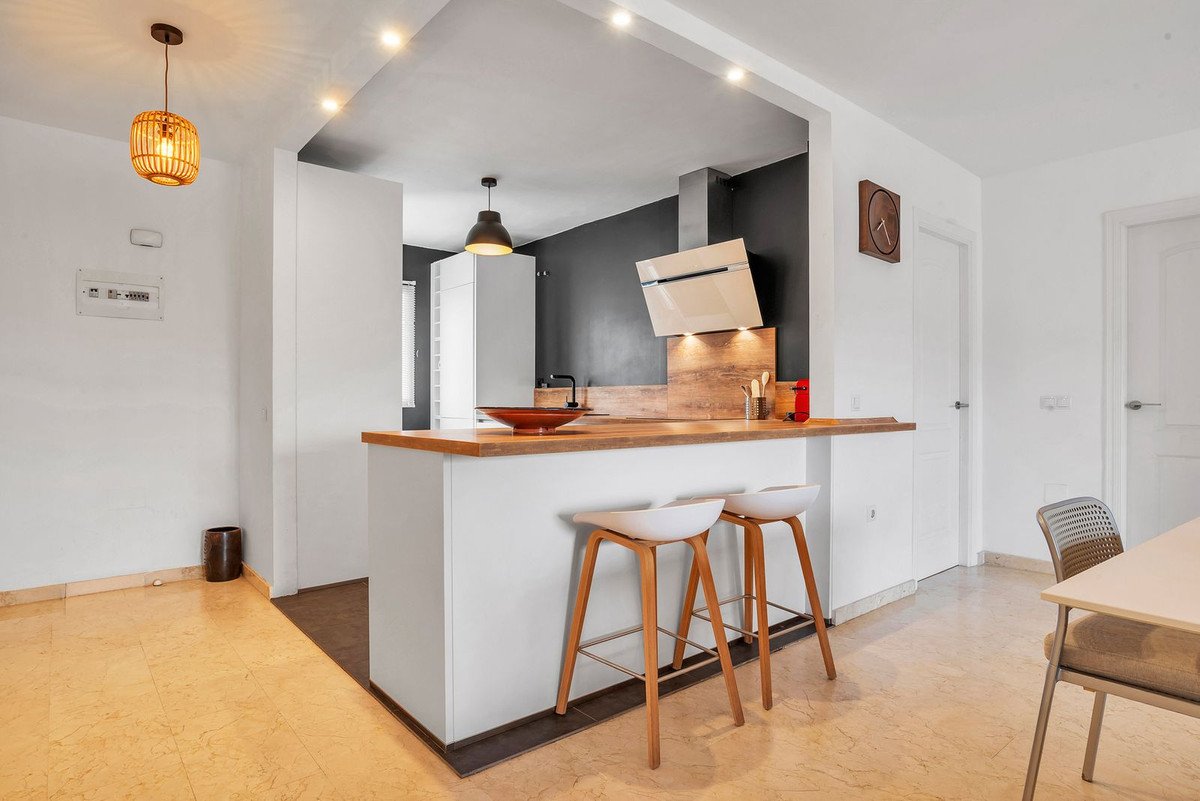 2 Bed Top Floor Apartment in Marbesa