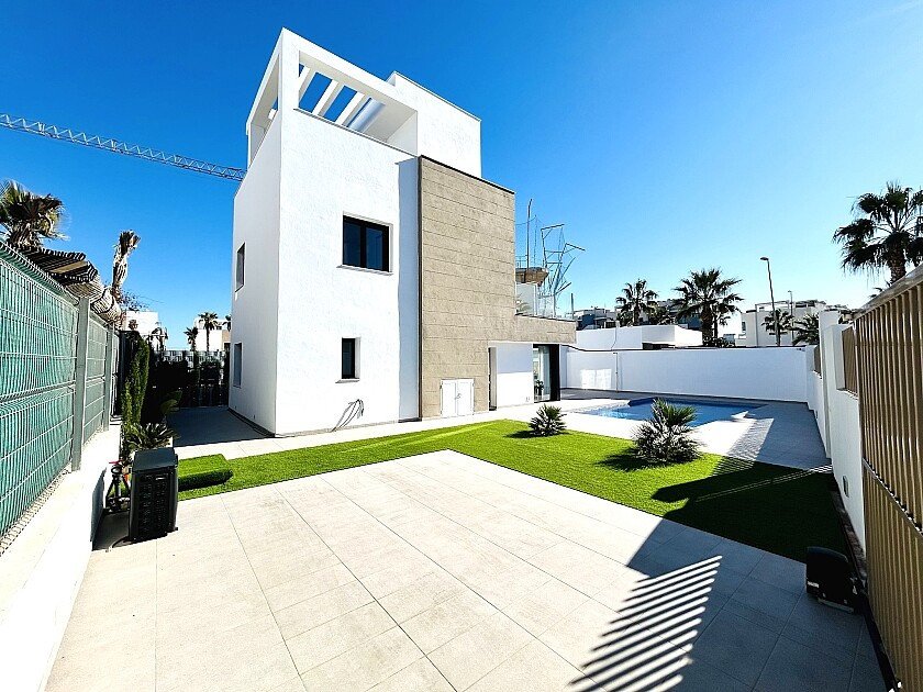 3 Bed Detached Villa in Urbanización El Raso