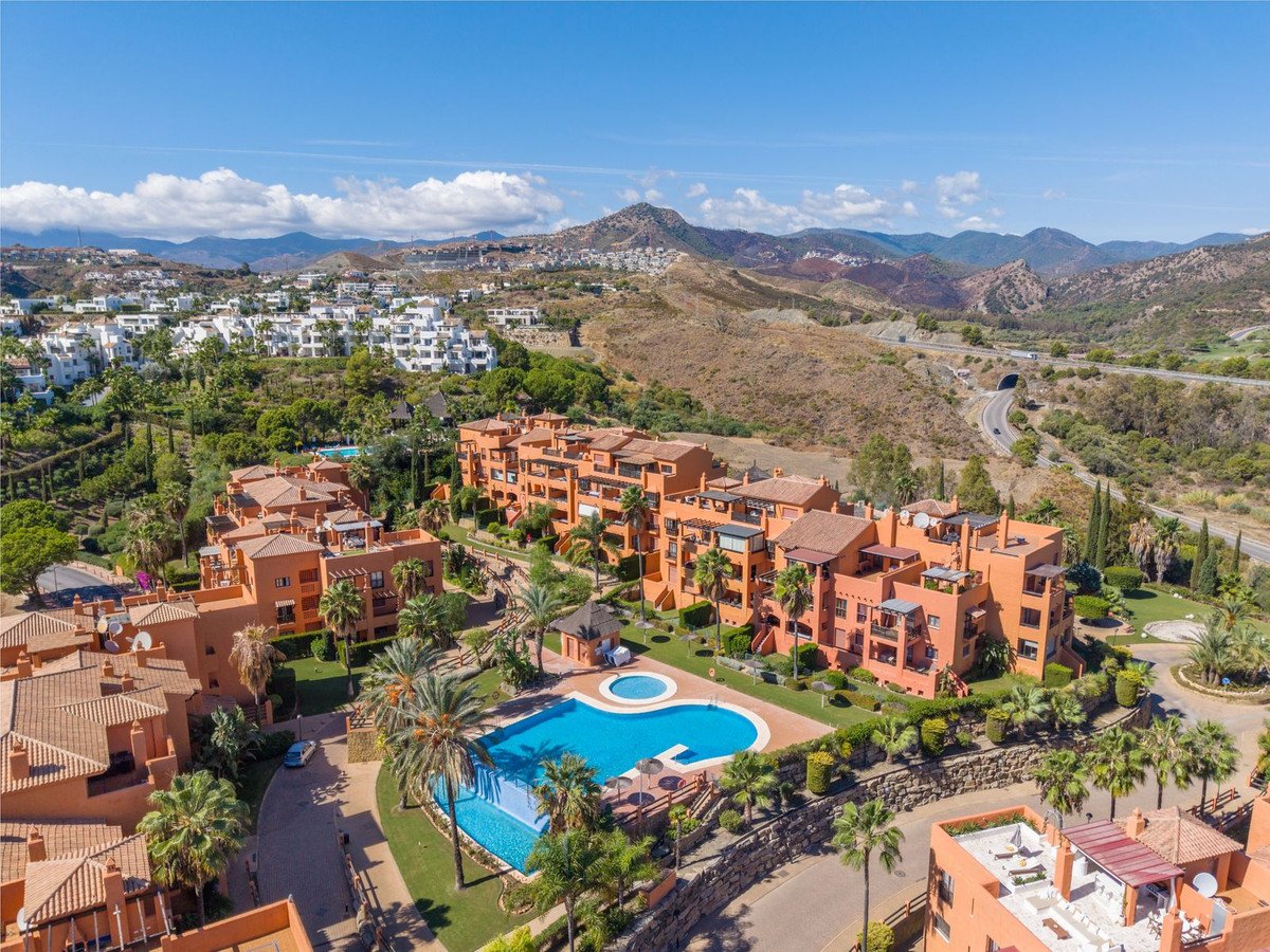 3 Bed Penthouse Duplex in New Golden Mile