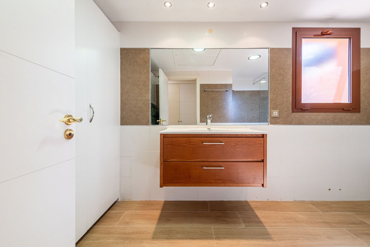 3 Bed Penthouse Duplex in New Golden Mile