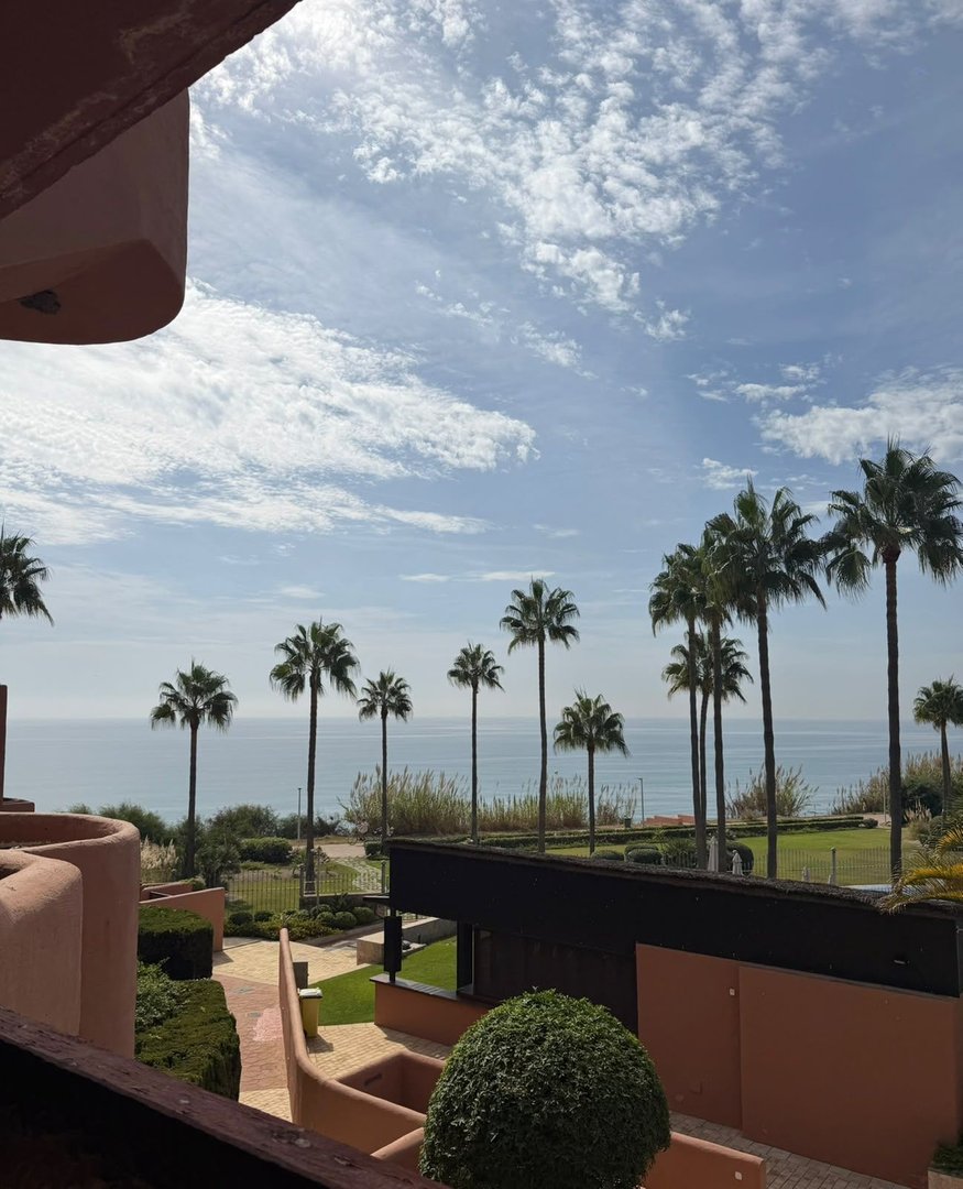 2 Bed Middle Floor Apartment in New Golden Mile