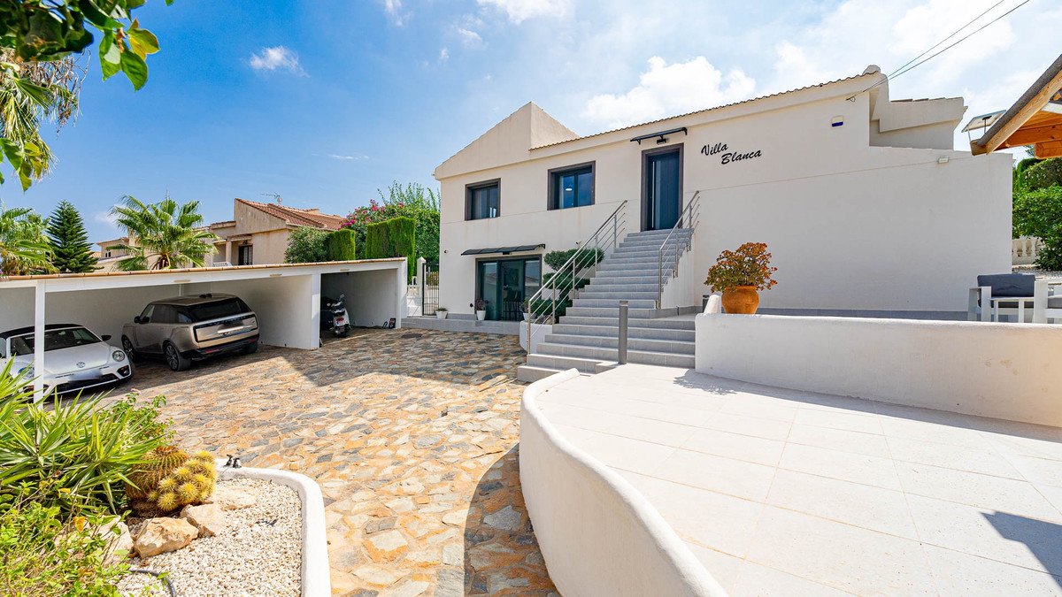 3 Bed Detached Villa in Villamartin
