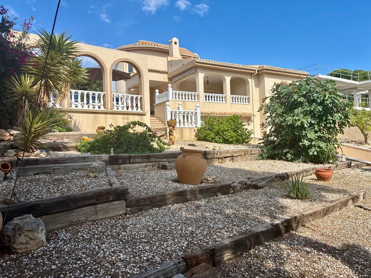 5 Bed Detached Villa in La Zenia