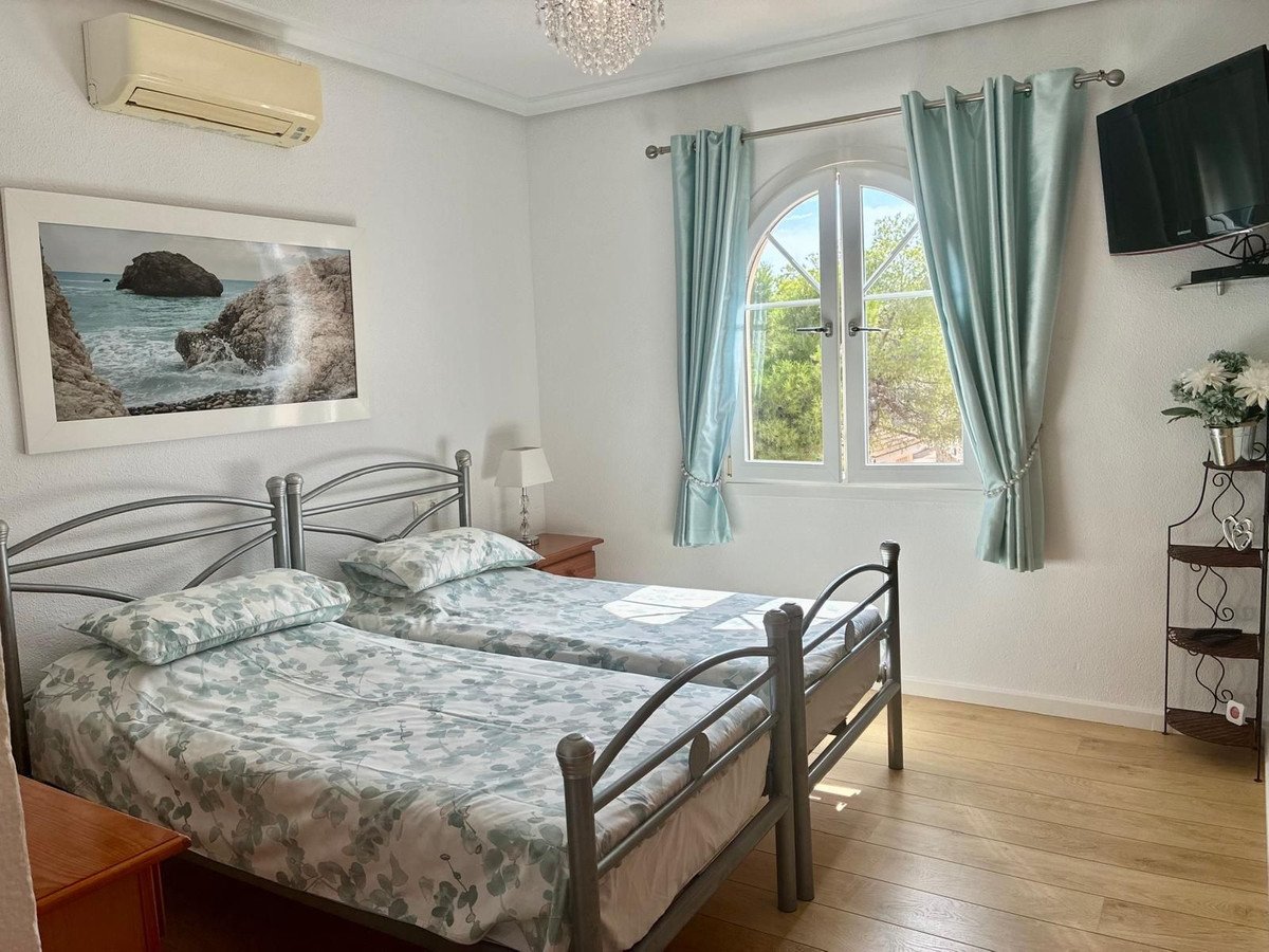 5 Bed Detached Villa in La Zenia