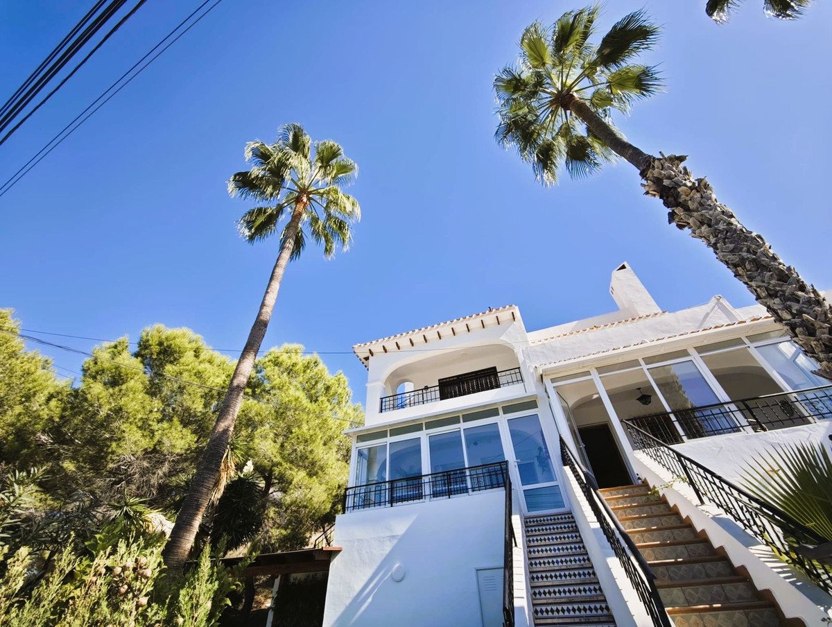 2 Bed Top Floor Apartment in Villamartin