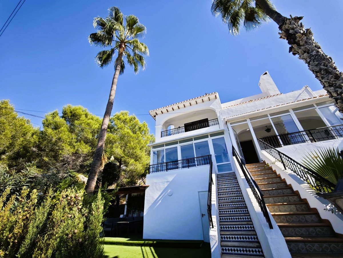 2 Bed Top Floor Apartment in Villamartin