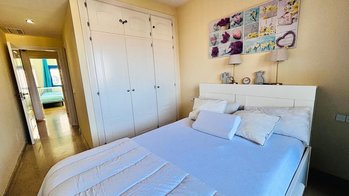 2 Bed Middle Floor Apartment in La Duquesa