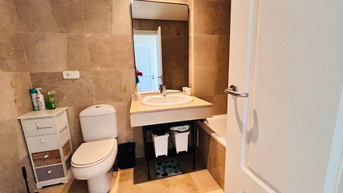 2 Bed Middle Floor Apartment in La Duquesa