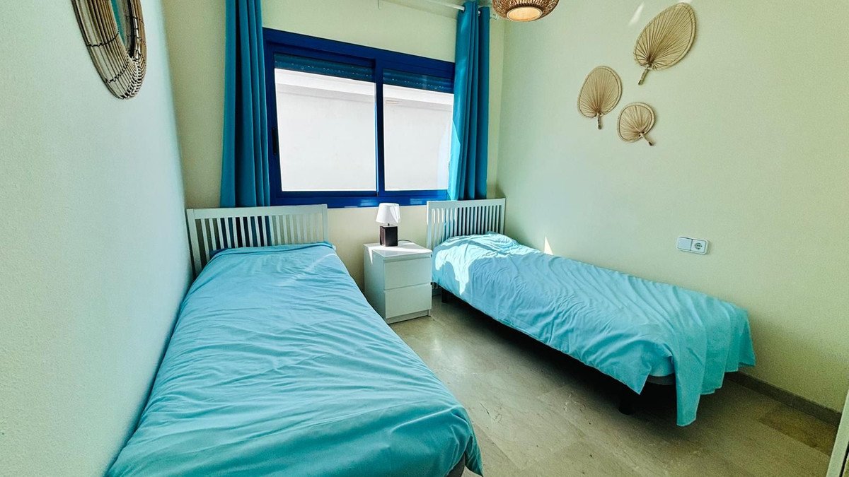2 Bed Middle Floor Apartment in La Duquesa