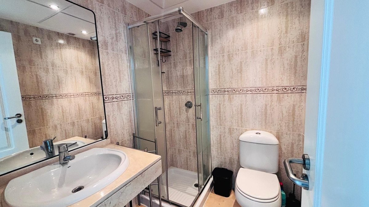 2 Bed Middle Floor Apartment in La Duquesa