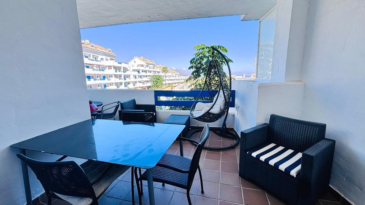 2 Bed Middle Floor Apartment in La Duquesa