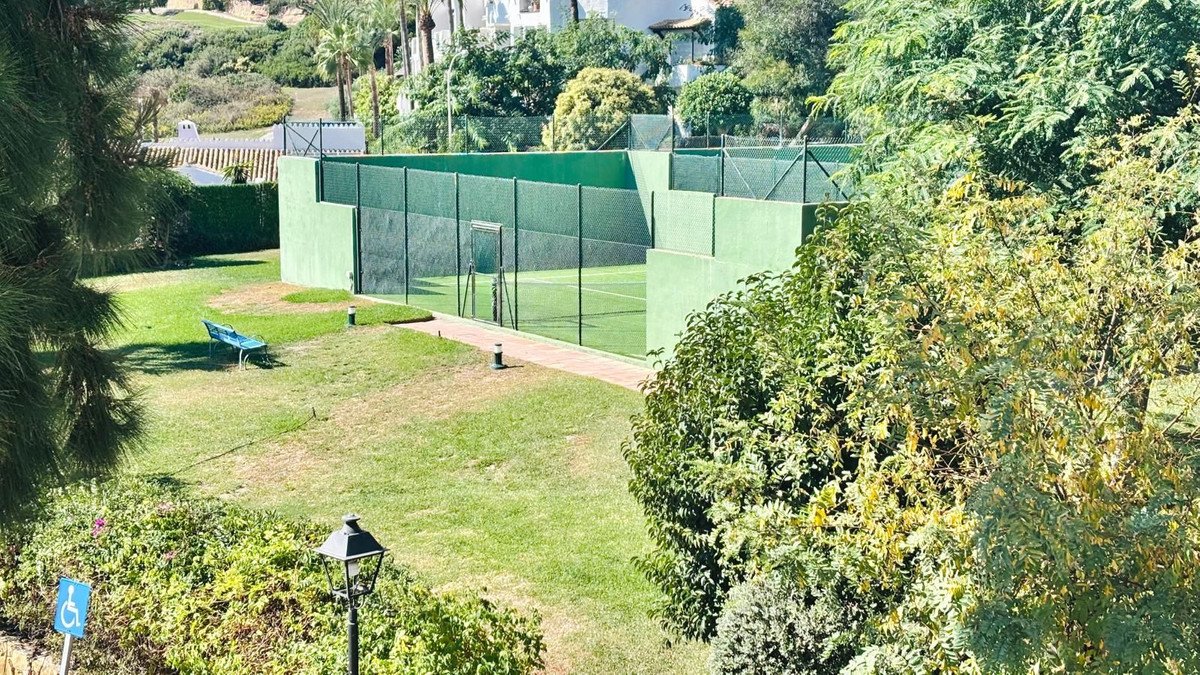 2 Bed Middle Floor Apartment in La Duquesa