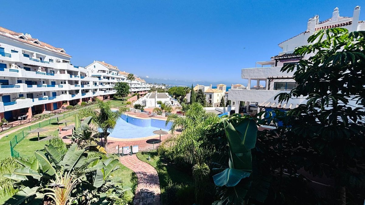 2 Bed Middle Floor Apartment in La Duquesa