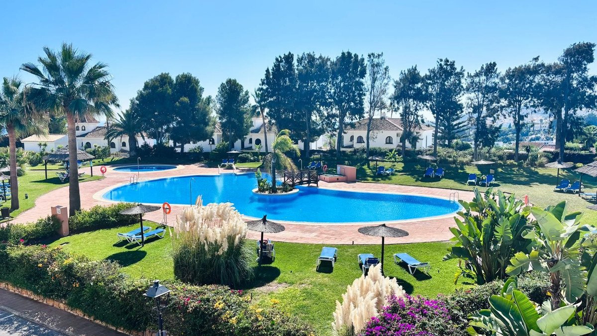 2 Bed Middle Floor Apartment in La Duquesa