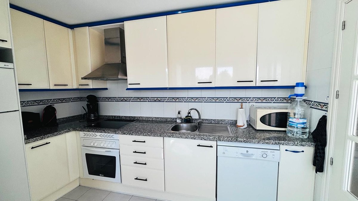 2 Bed Middle Floor Apartment in La Duquesa