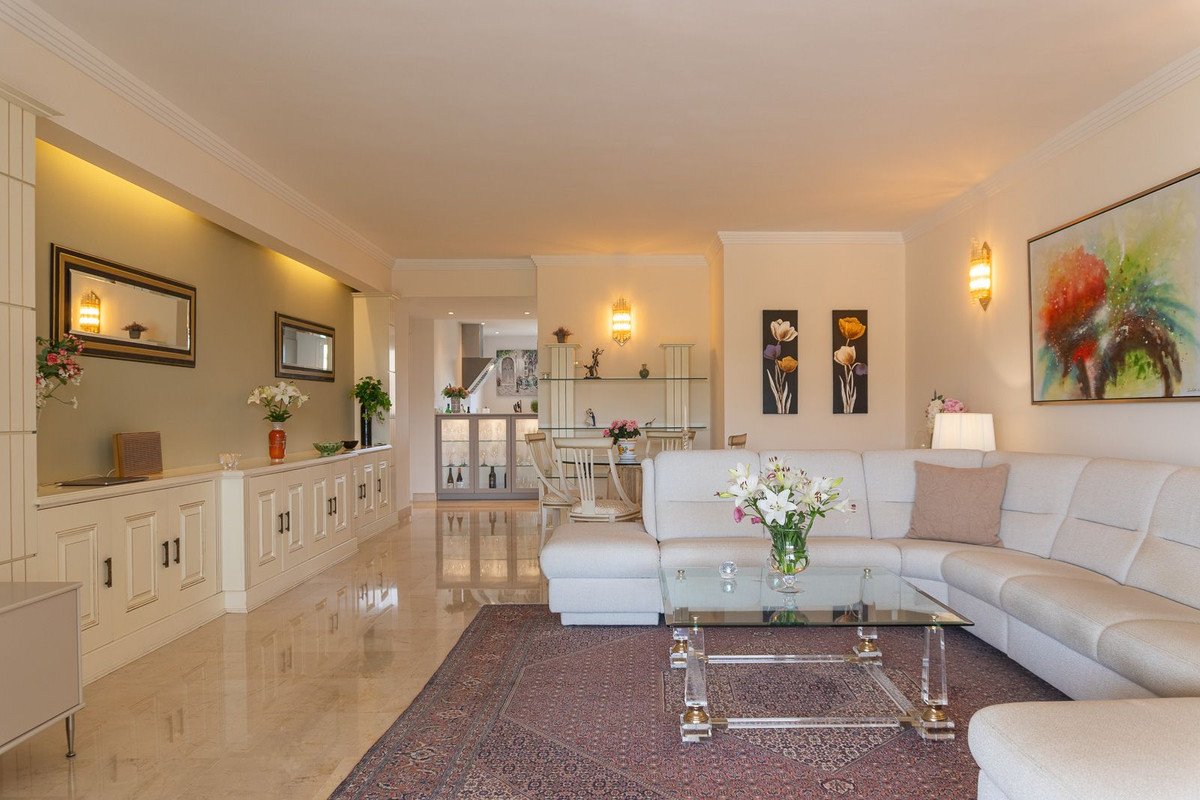 2 Bed Middle Floor Apartment in Miraflores