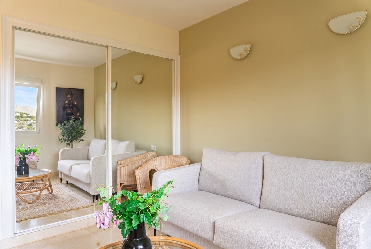 2 Bed Middle Floor Apartment in Miraflores