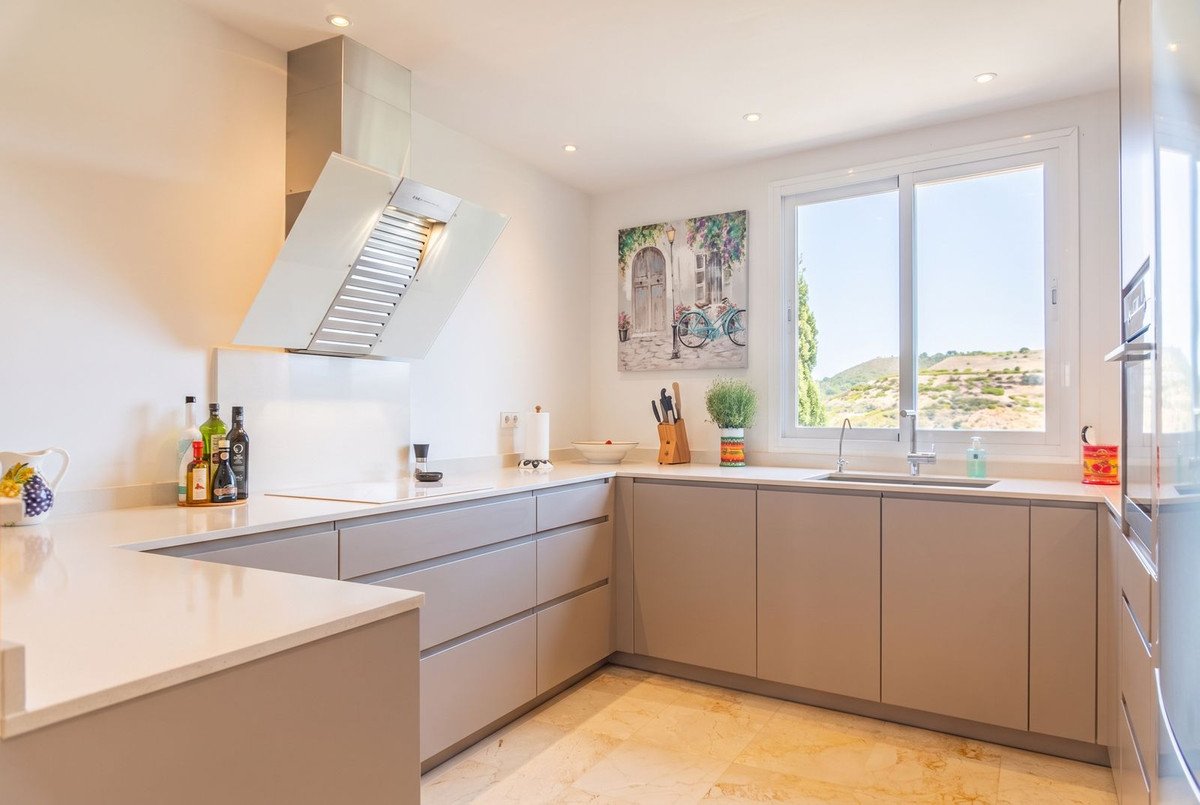 2 Bed Middle Floor Apartment in Miraflores