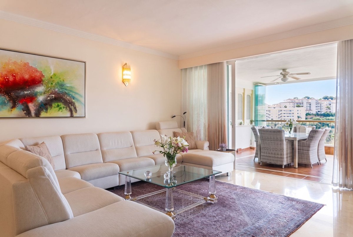 2 Bed Middle Floor Apartment in Miraflores