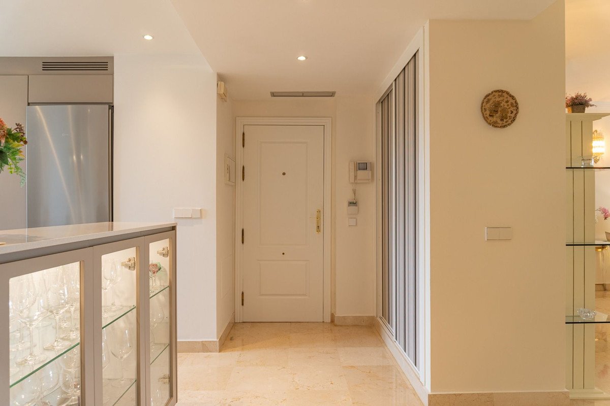 2 Bed Middle Floor Apartment in Miraflores