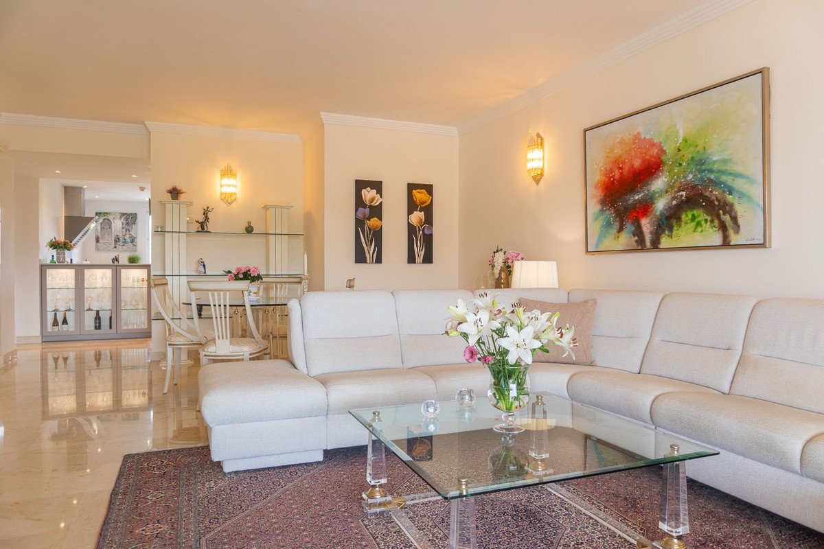 2 Bed Middle Floor Apartment in Miraflores