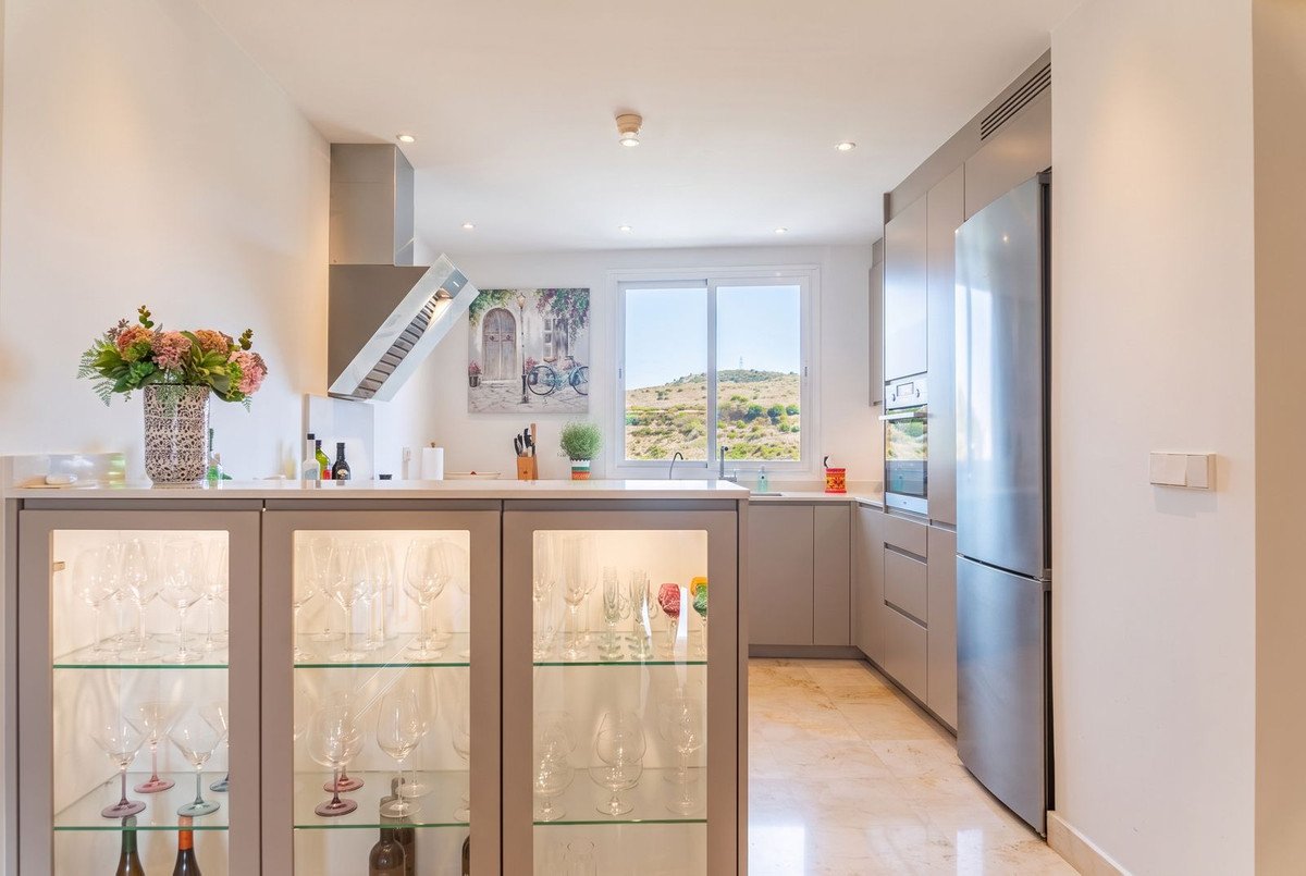2 Bed Middle Floor Apartment in Miraflores