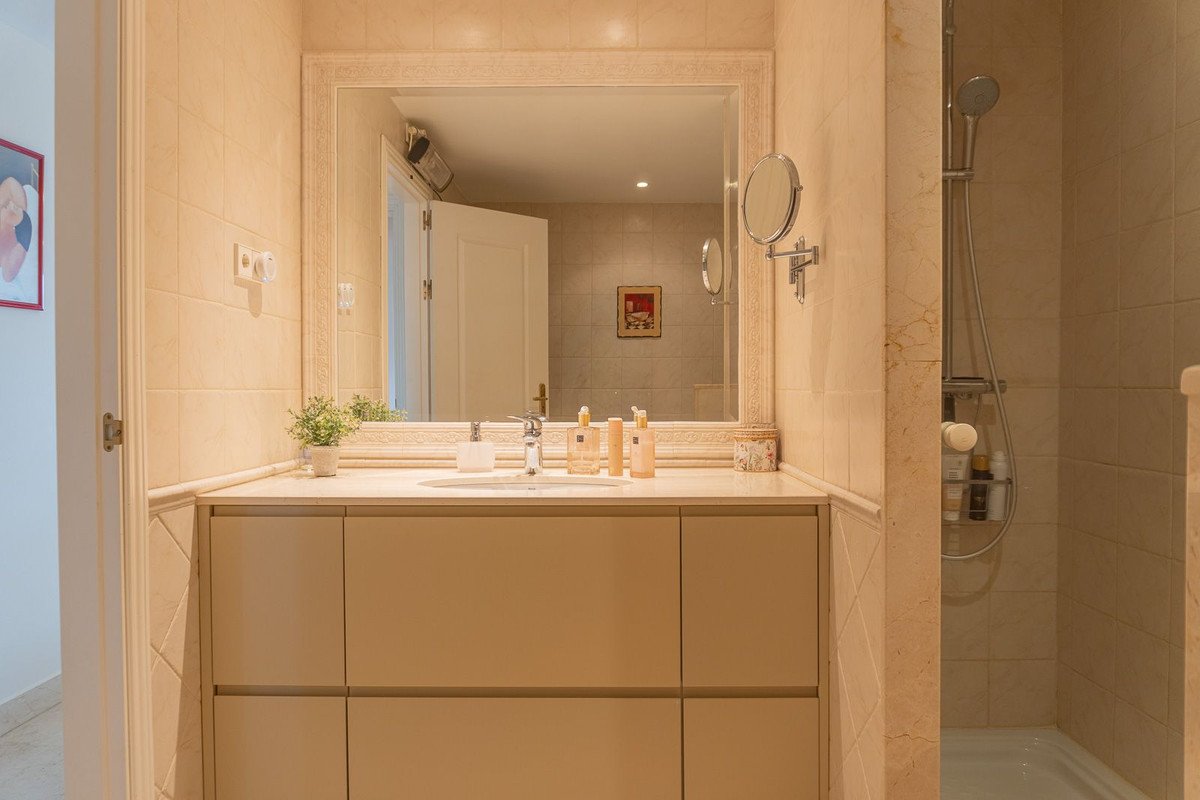 2 Bed Middle Floor Apartment in Miraflores