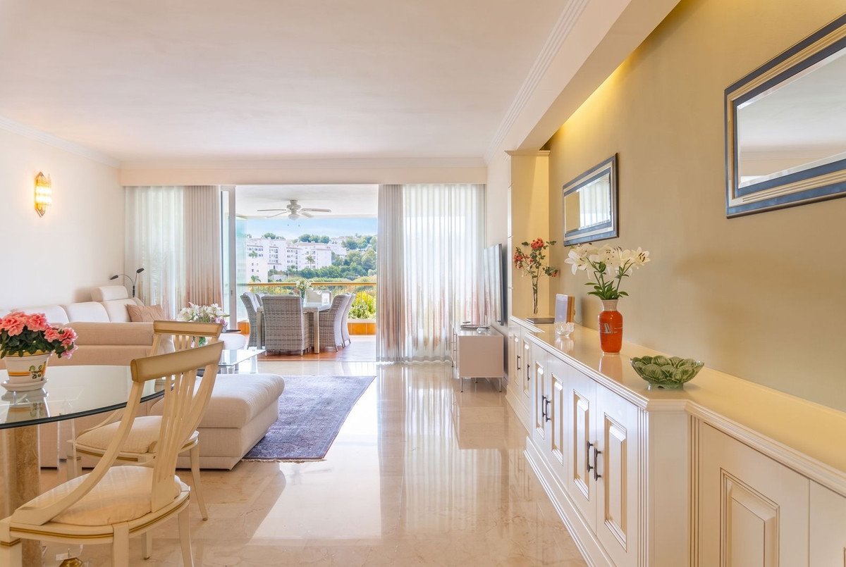 2 Bed Middle Floor Apartment in Miraflores