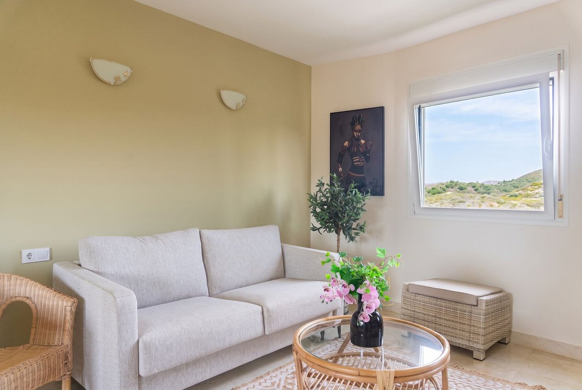 2 Bed Middle Floor Apartment in Miraflores