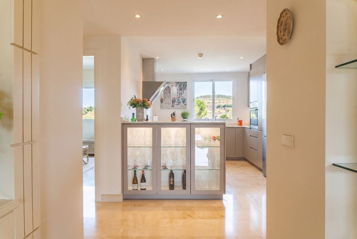 2 Bed Middle Floor Apartment in Miraflores