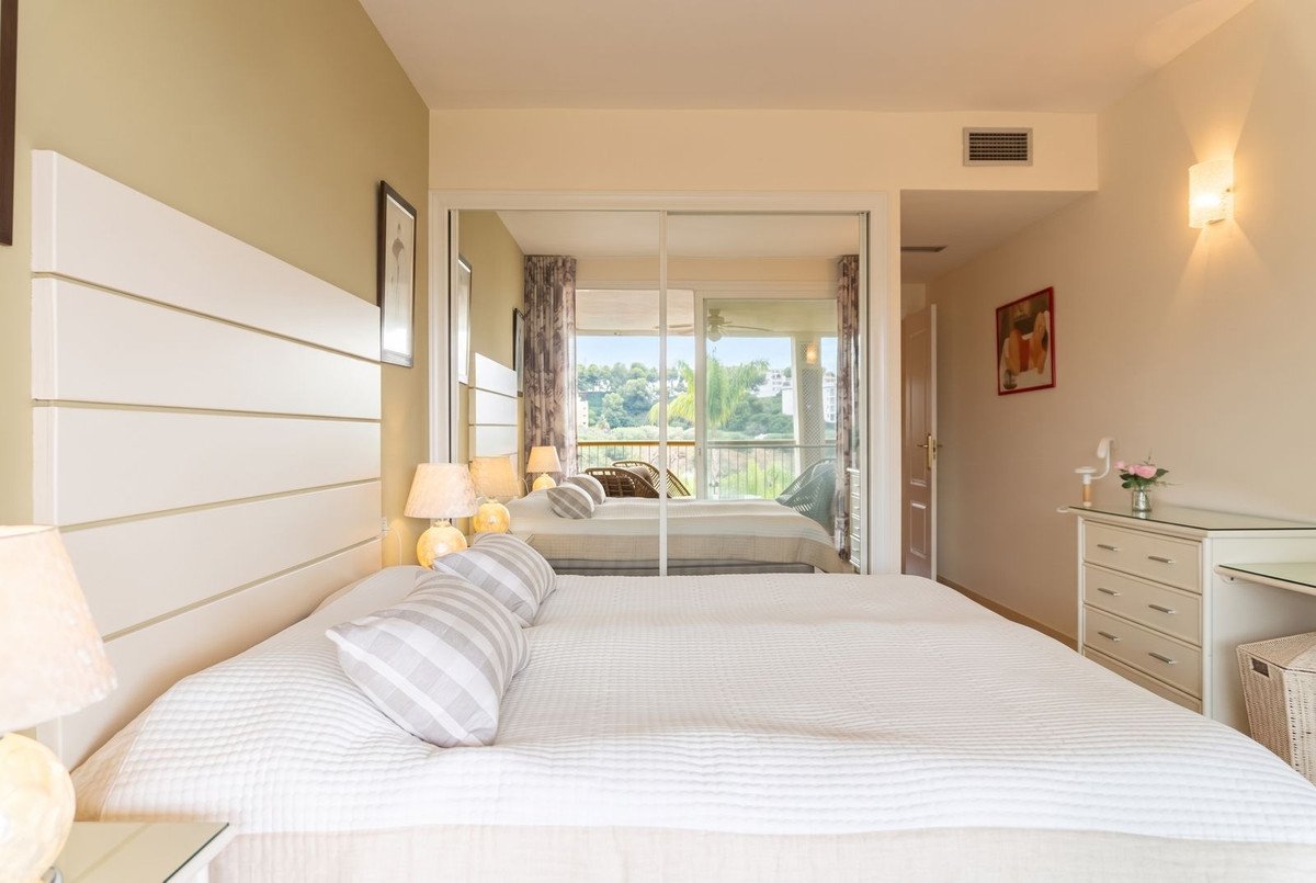 2 Bed Middle Floor Apartment in Miraflores