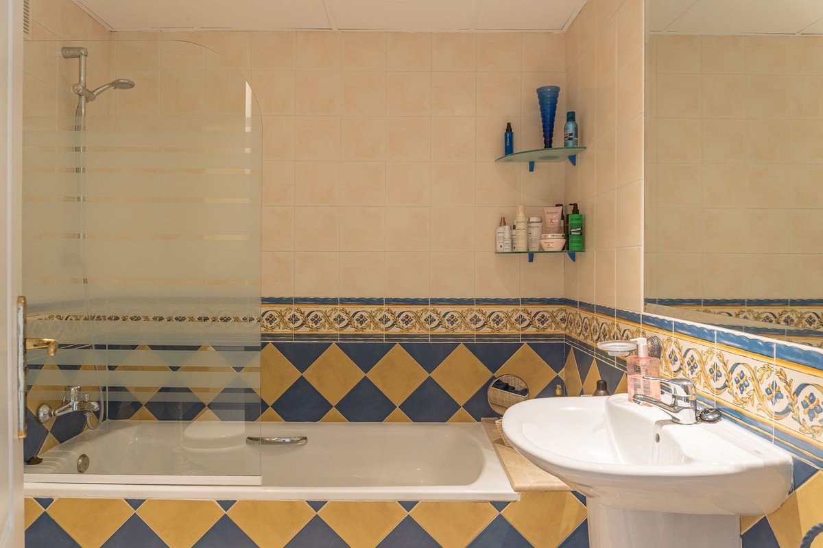 2 Bed Middle Floor Apartment in Miraflores