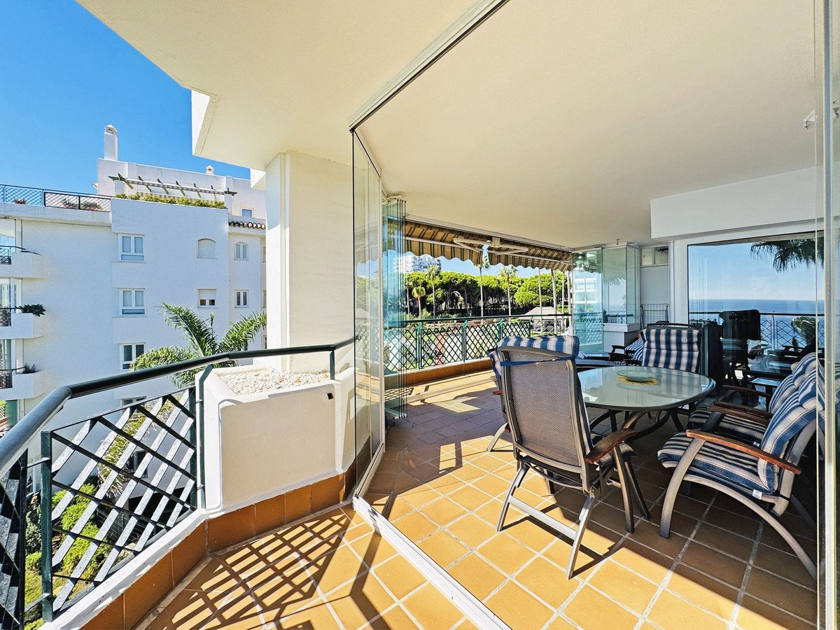 3 Bed Middle Floor Apartment in Calahonda