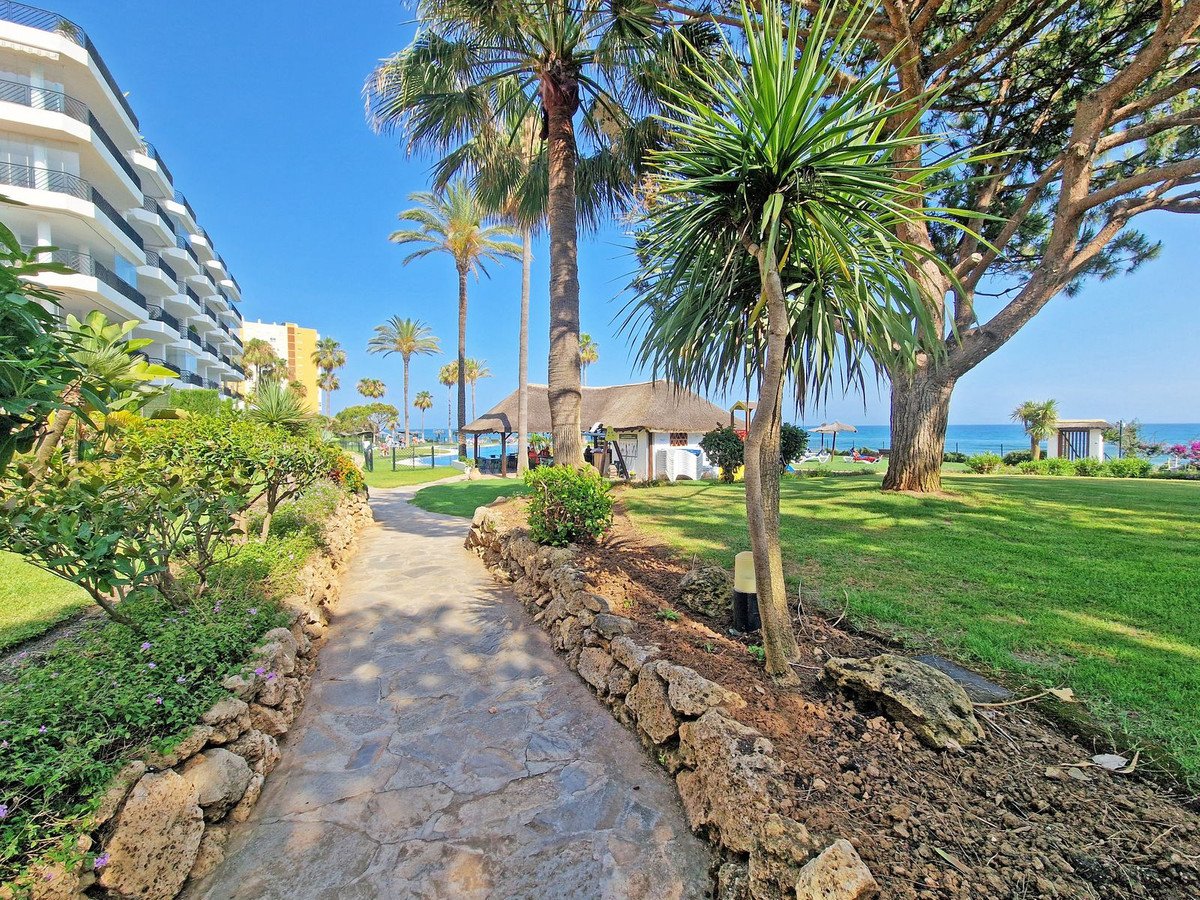 3 Bed Middle Floor Apartment in Calahonda