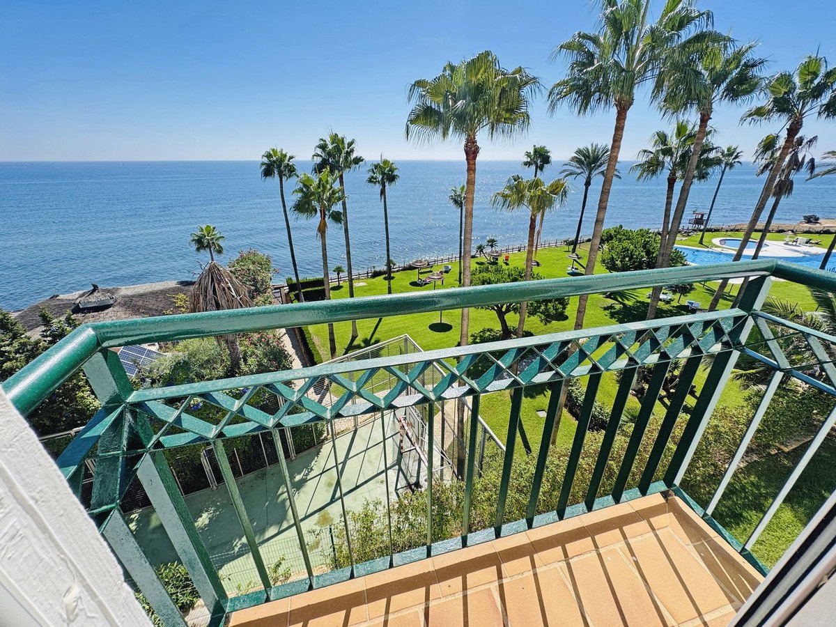 3 Bed Middle Floor Apartment in Calahonda