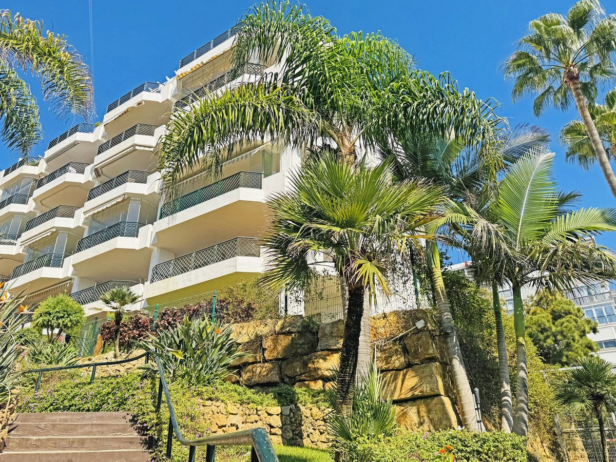 3 Bed Middle Floor Apartment in Calahonda