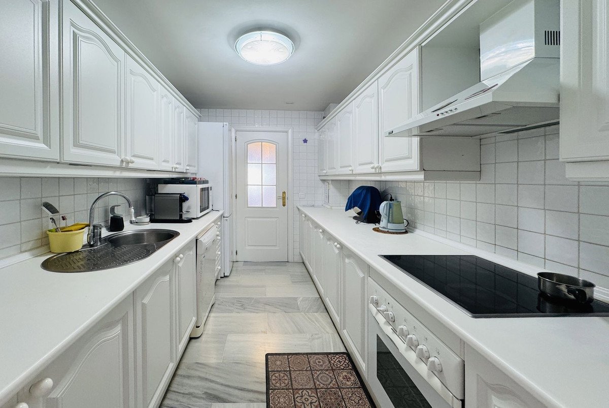3 Bed Middle Floor Apartment in Calahonda