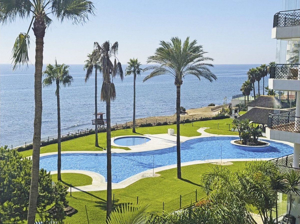 3 Bed Middle Floor Apartment in Calahonda