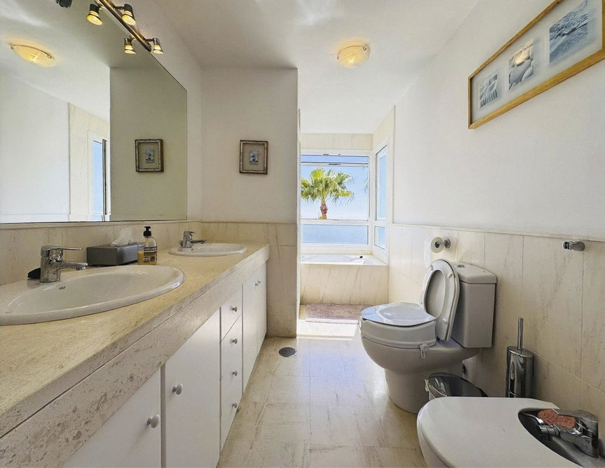 3 Bed Middle Floor Apartment in Calahonda