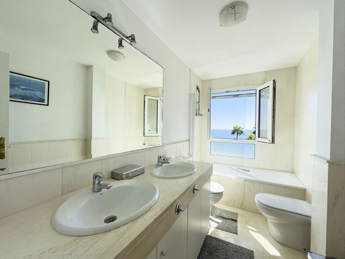 3 Bed Middle Floor Apartment in Calahonda