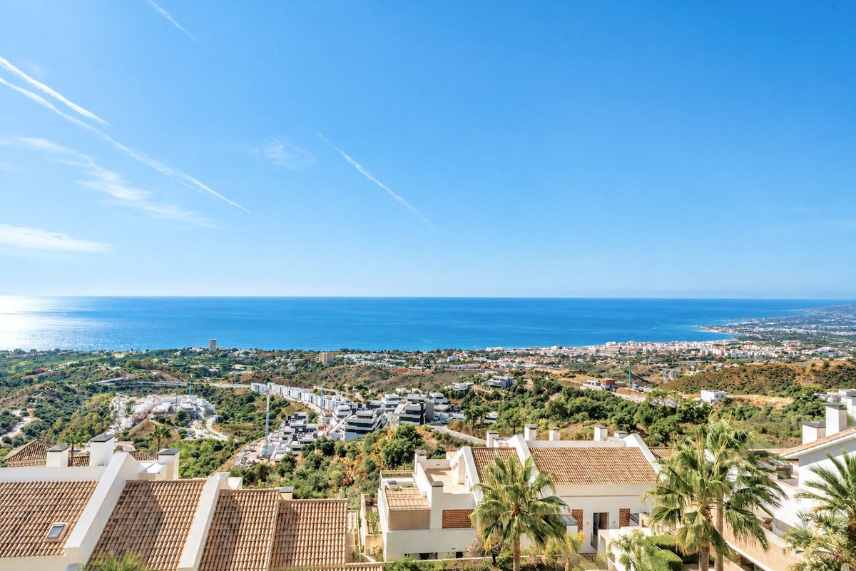 4 Bed Penthouse in Altos de los Monteros