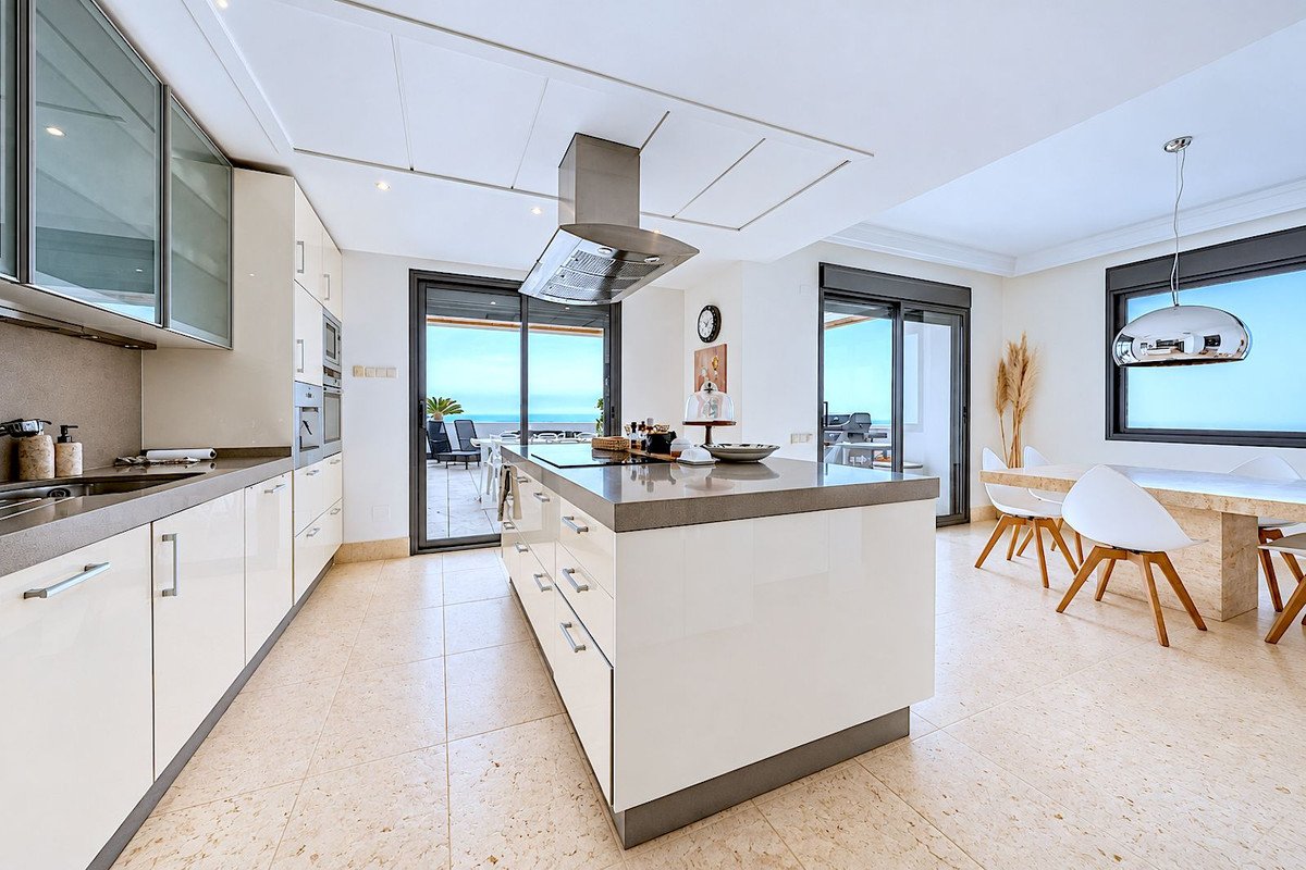 4 Bed Penthouse in Altos de los Monteros