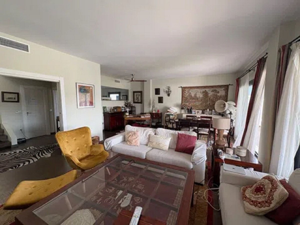 5 Bed Detached Villa in Málaga Este