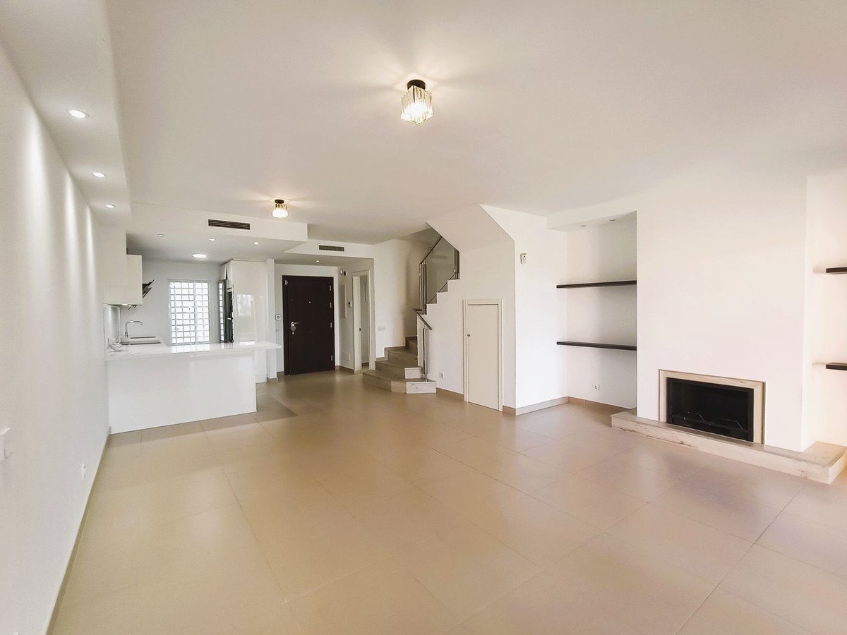 3 Bed Townhouse in El Paraiso
