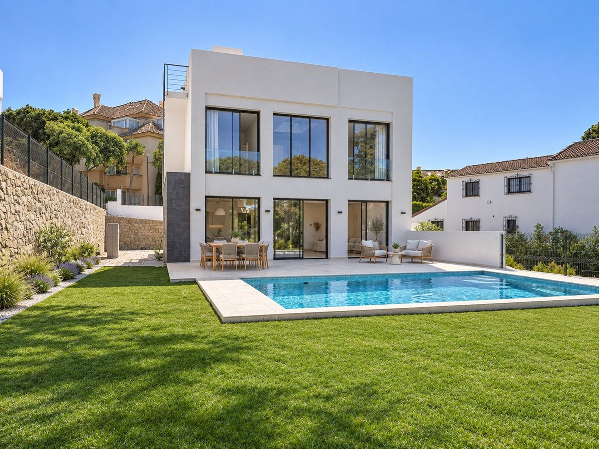 4 Bed Detached Villa in Elviria